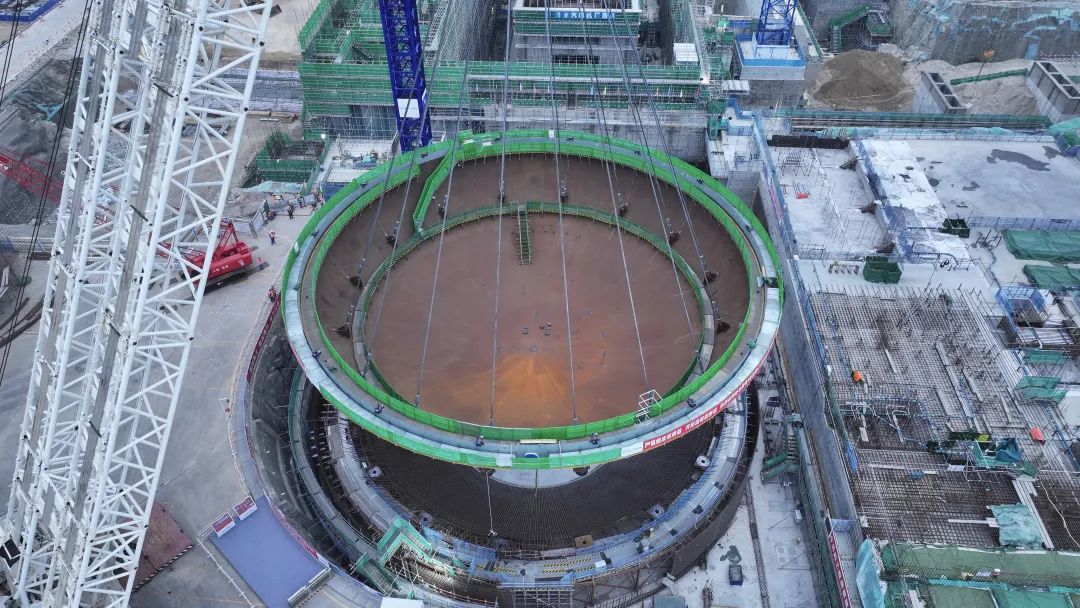 中核二二公司承建陆丰核电1号机组CV底封头吊装成功