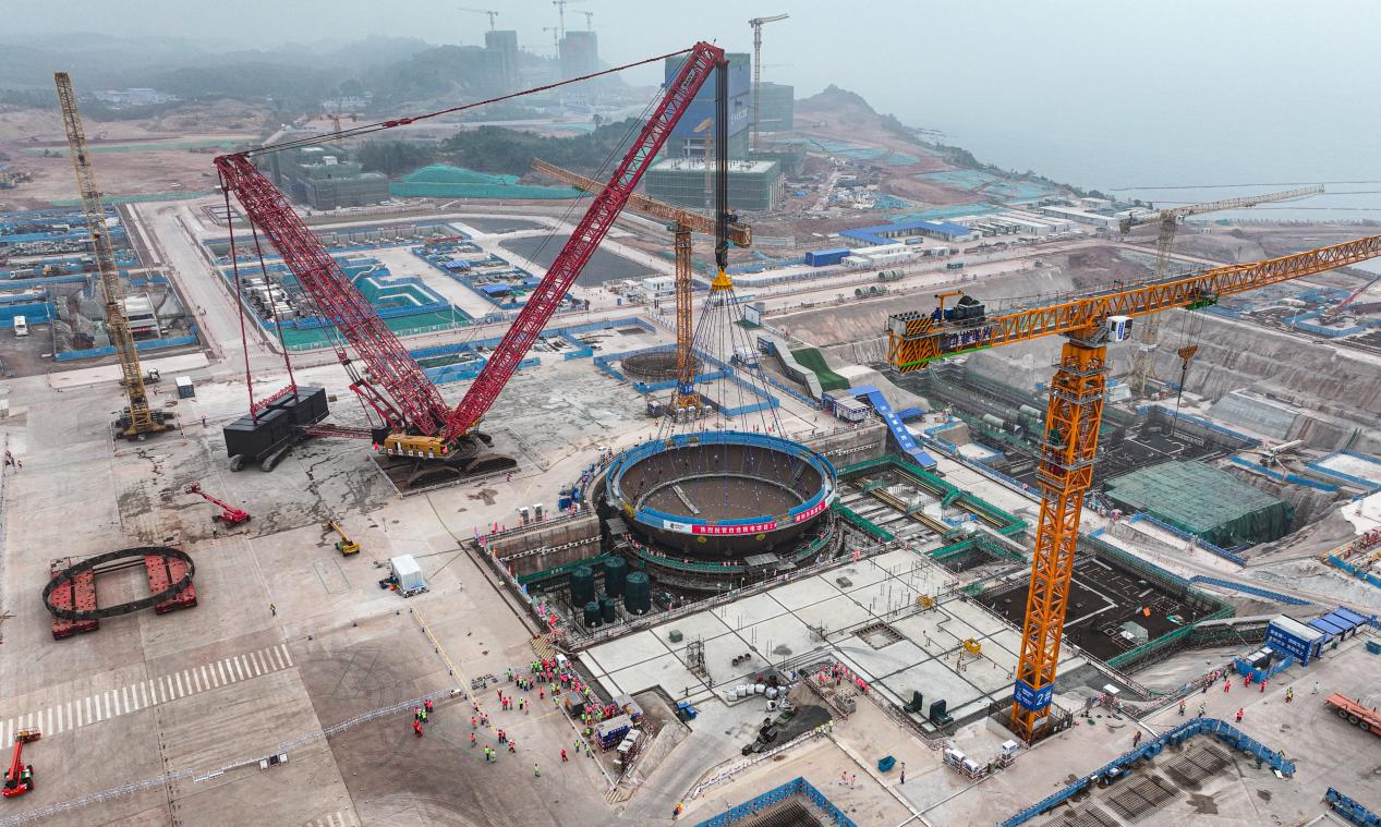 广西核电白龙核电1号机组钢制安全壳底封头吊装就位