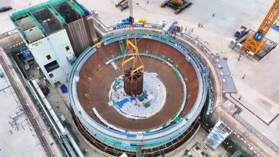 广西白龙核电项目1号机组核岛CA04结构模块吊装就位