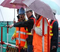 王炳华董事长冒雨考察三门核电施工现场