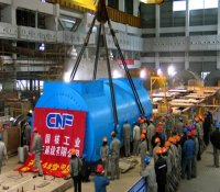 秦山核电二扩发电机定子和压力容器吊装成功