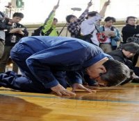 东电社长向核电站事故避难灾民下跪道歉
