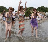 日本福岛核电站海水浴场再次开放