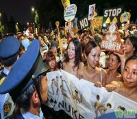 日本女性赤裸参加反核电游行