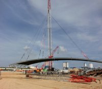 中核五公司海南LNG储罐项目拱顶块成功吊装