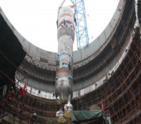 AP1000世界首堆第一台蒸汽发生器吊装就位