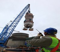 三门核电1号机组第一台蒸汽发生器吊装成功