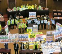 &ldquo;核四公投&rdquo;大战/&ldquo;绿委&rdquo;霸占主席台　蓝举李登辉照挺核电