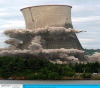 美国俄勒冈一退役核电站冷却塔被成功爆破
