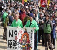 日本和歌山县出现反核电游行 前高中教师亮相集会现身说法