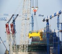 华龙一号示范工程福清核电6号机组环吊主梁吊装就位