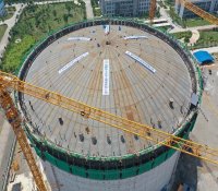 中核五公司承建的浙江LNG二期工程项目D罐在宁波升顶成功，为建设一流城市护航